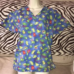 Knot US small frog 🐸 print scrub top 💕